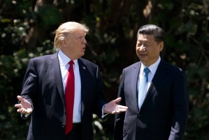 China convoca a embajador de EEUU por sanciones militares