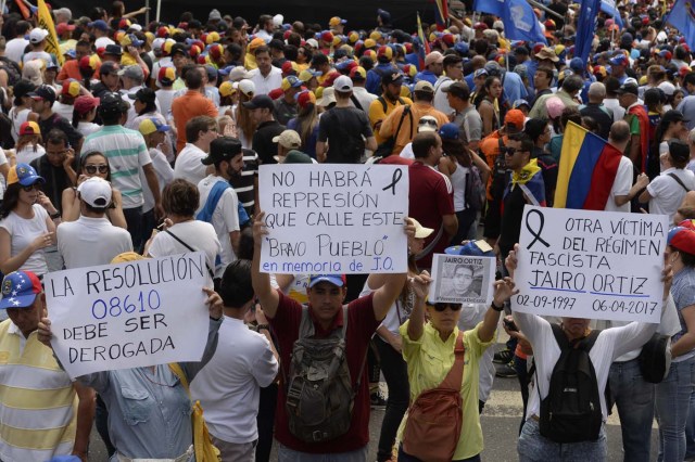 Demonstrators against Nicolas Maduro's government gather at Chacao municipality, east of Caracas on April 8, 2017. The opposition is accusing pro-Maduro Supreme Court judges of attempting an internal "coup d'etat" for attempting to take over the opposition-majority legislature's powers last week. The socialist president's supporters held counter-demonstrations on Thursday, condemning Maduro's opponents as "imperialists" plotting with the United States to oust him. / AFP PHOTO / FEDERICO PARRA