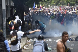 EN FOTOS: Así han transcurrido tres horas de fuerte represión en Caracas