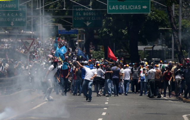Demonstrators clash with the riot police during a rally in Caracas, Venezuela, April 8, 2017. REUTERS/Carlos Garcia Rawlins