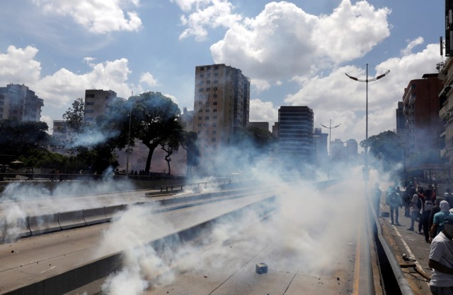 A view of the street is seen as demonstrators clash with the riot police during a rally in Caracas, Venezuela, April 8, 2017. REUTERS/Carlos Garcia Rawlins