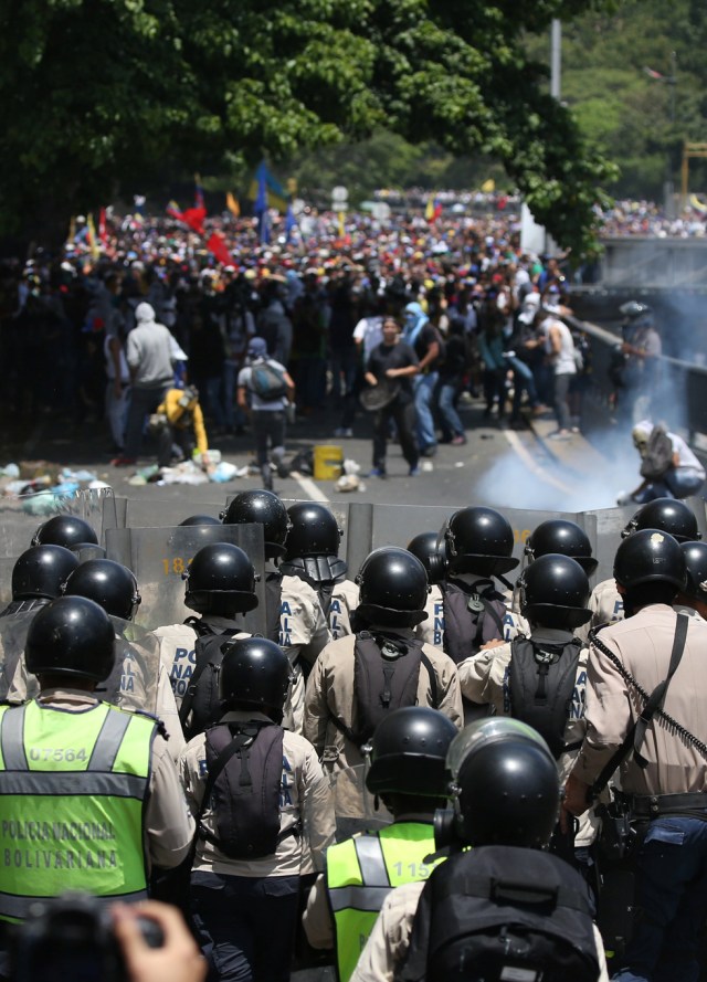 Demonstrators clash with the riot police during a rally in Caracas, Venezuela, April 8, 2017. REUTERS/Carlos Garcia Rawlins