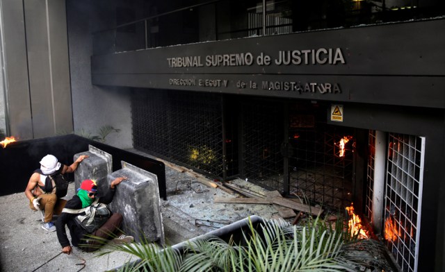 Demonstrators barricade the front of an office of the Supreme Court of Justice during a rally in Caracas, Venezuela, April 8, 2017. REUTERS/Marco Bello