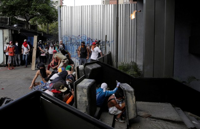 Demonstrators barricade the front of an office of the Supreme Court of Justice during a rally in Caracas, Venezuela, April 8, 2017. REUTERS/Marco Bello