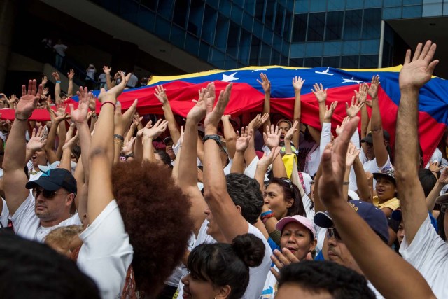 CAR08. CARACAS (VENEZUELA), 08/04/2017 - Un grupo de personas se congrega durante una manifestación hoy, sábado 8 de abril de 2017, en Caracas (Venezuela). La oposición venezolana convoca de nuevo a manifestarse en varias ciudades del país en demanda de la "restitución del hilo constitucional" y de la celebración de elecciones. EFE/MIGUEL GUTIÉRREZ