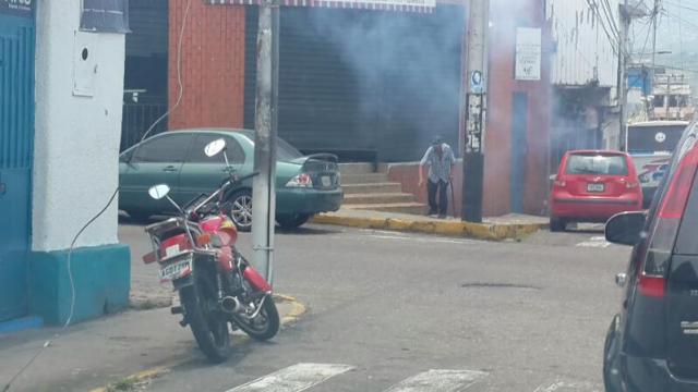Encapuchados atacaron a manifestantes en San Cristóbal. Foto: @luzdarydepablos