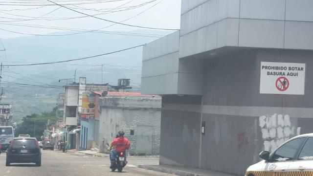 Motorizados lanzaron artefacto explosivo en av. Carabobo de San Cristóbal. #8A Foto: Luz Dary Depablos