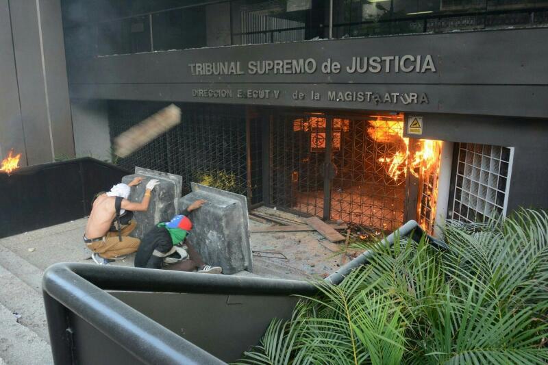 Violentos causan destrozos en la sede de la DEM en Chacao: Opositores condenan el hecho (Fotos)