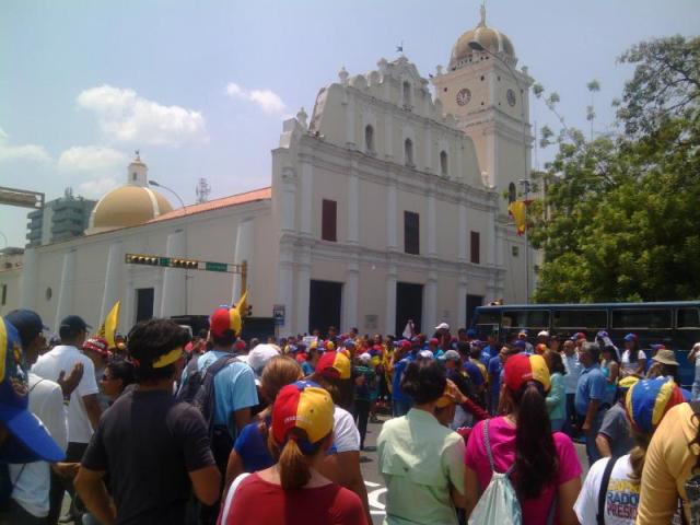 Opositores marchan de manera pacífica a la altura de la Av. Bolívar, plaza Bicentenaria. Foto: Carlos Arana /Lapatilla.com