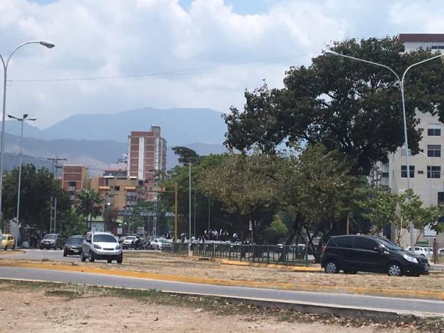 Poliaragua obstaculiza el paso de la movilización opositora en Maracay Foto: @Borolaki