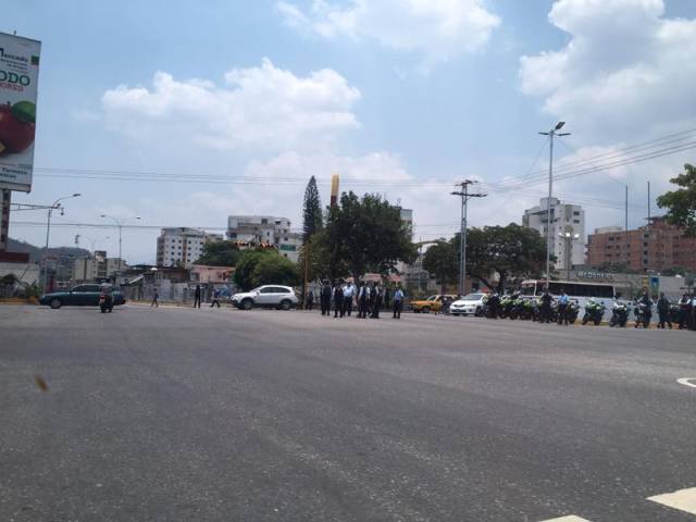 Poliaragua obstaculiza el paso de la movilización opositora en Maracay Foto: @Borolaki