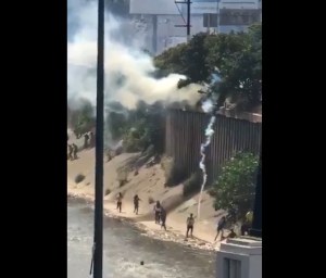 Manifestantes se lanzan al río Guaire por emboscada de la GNB y PNB #8Abr (Video)