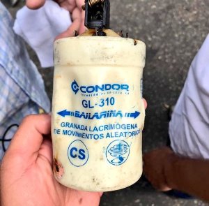 Lanzan bombas lacrimógenas vencidas  durante manifestación en Caracas