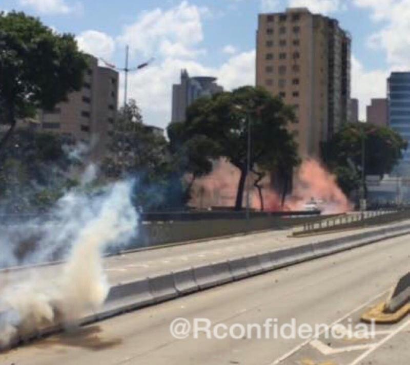 Denuncian que PNB lanza  gas rojo “extraño” para reprimir a manifestantes (fotos)