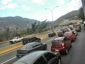 Retraso en vías hacia Caracas por alcabalas de GNB y PNB #8Abr