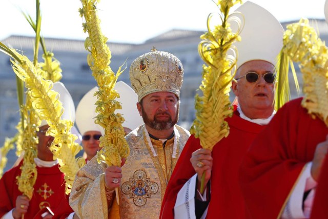 Cardinals hold palm branches during the Palm Sunday Mass led by Pope Francis  in Saint Peter's Square at the Vatican April 9, 2017. REUTERS/Tony Gentile