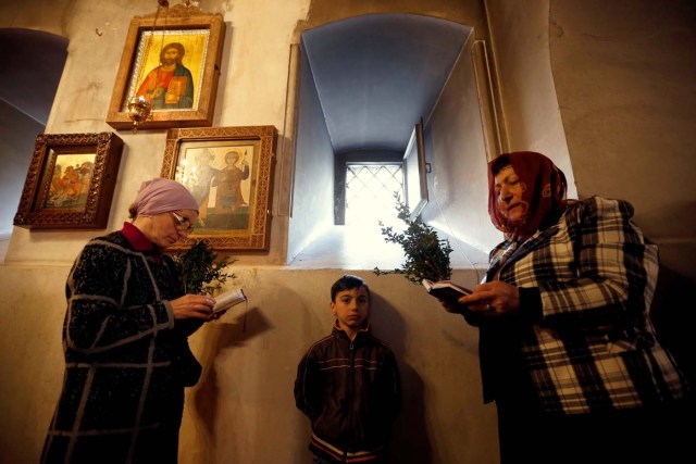 Worshippers attend the Palm Sunday service in Tbilisi, Georgia April 9, 2017. REUTERS/David Mdzinarishvili