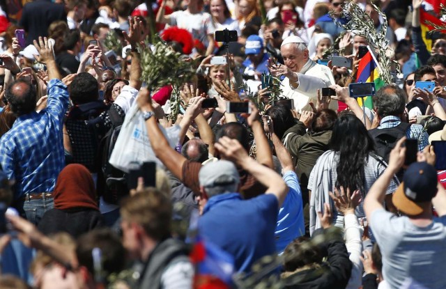 Pope Francis waves at the end of the Palm Sunday Mass in Saint Peter's Square at the Vatican April 9, 2017. REUTERS/Tony Gentile