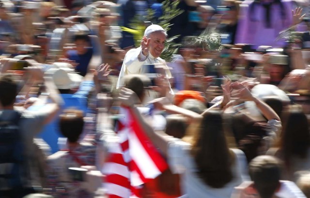 Pope Francis waves at the end of the Palm Sunday Mass in Saint Peter's Square at the Vatican April 9, 2017. REUTERS/Tony Gentile