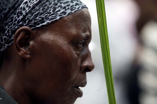 A Catholic Christian worshipper holds a palm frond as she takes part in a Palm Sunday ceremony in Nairobi, Kenya April 9, 2017. REUTERS/Baz Ratner.