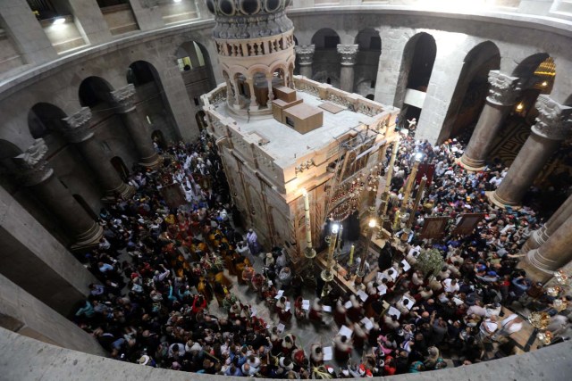 A general view shows a Palm Sunday ceremony in the Church of the Holy Sepulchre in Jerusalem's Old City April 9, 2017. REUTERS/Ammar Awad
