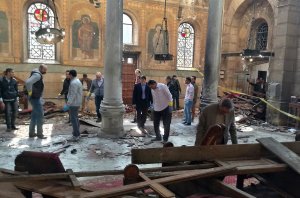 Al menos 21 muertos y 42 heridos en atentado en iglesia de Egipto