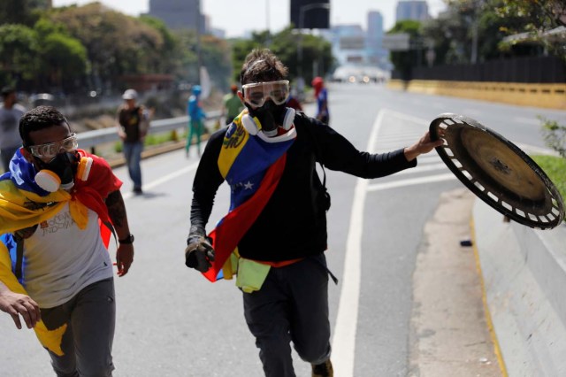 Manifestantes tras un encuentro con la policía en Caracas, abr 10, 2017. Miles de simpatizantes de la oposición venezolana volvieron el lunes a las calles del país petrolero para protestar contra el presidente Nicolás Maduro, al que acusan de haber desvirtuado su gobierno convirtiéndolo en una dictadura. REUTERS/Carlos Garcia Rawlins