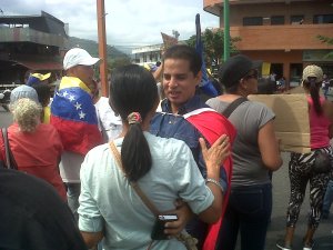 En Carabobo, Juan José Mora salió a la calle resteado con la Democracia y la Constitución Nacional