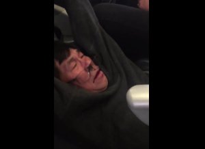 Indignación en China por la expulsión de pasajero de vuelo de United