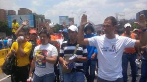 Samuel Petit: Régimen de Maduro ahora ataca al pueblo con lacrimógenas desde helicópteros