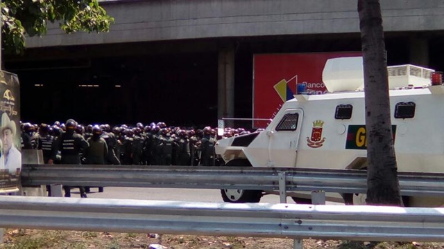 En Video: Plaza Venezuela totalmente militarizada, ¿esperan nuevas protestas?
