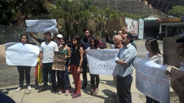 Foto: Hijas de Ángel Vivas protestan frente al Helicoide