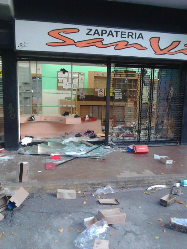 Varios comercios fueron saqueados esta madrugada en centros comerciales de Guarenas