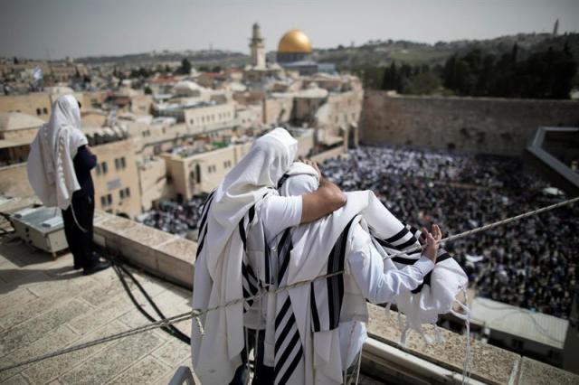 Judíos ultra-ortodoxos durante la la Bendición Sacerdotal con motivo de la celebración de la Pascua judía junto al Muro de las Lamentaciones en Jerusalén, Israel, hoy, 13 de abril de 2017. EFE/ABIR SULTAN