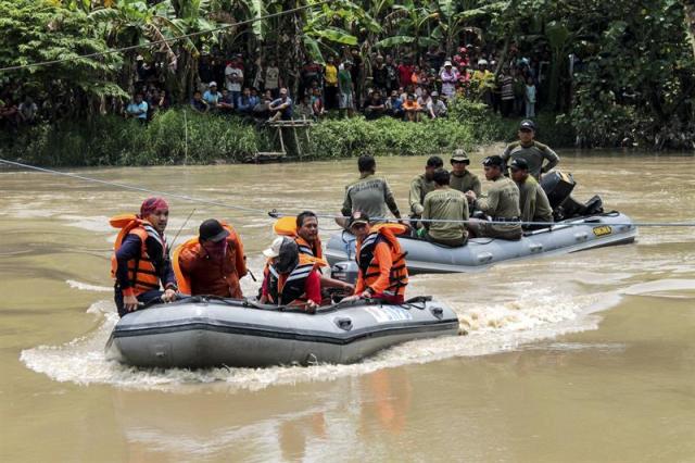 Miembros de los servicios de emergencia buscan pasajeros desaparecidos tras el naufragio de una embarcación en Sidoarjo, Java Oriental (Indonesia) hoy, 13 de abril de 2017. EFE/Stringer