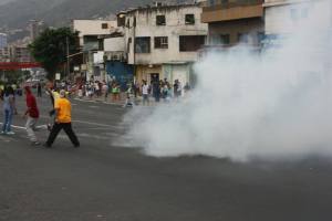 Con lacrimógenas y perdigones reprimieron concentración de oposición en Vargas