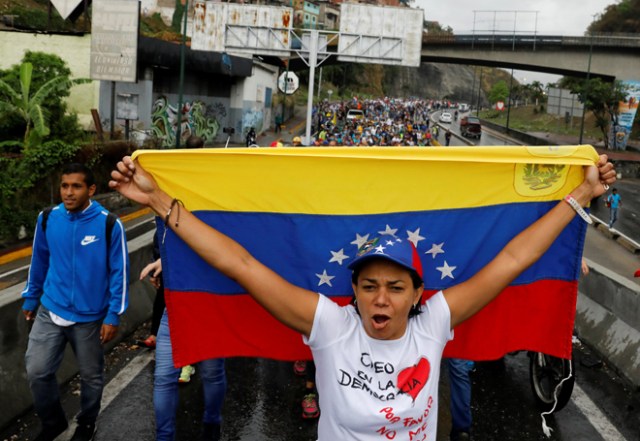Cientos de personas manifestaron en contra del Gobierno este 13 de abril de 2017, en Caracas. (Foto REUTERS/Carlos García Rawlins)