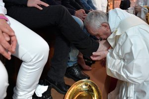 El Papa lavó los pies a 12 presos y les animó a ayudarse los unos a los otros