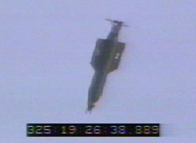 "La madre de todas las bombas" es lanzada desde la base estadounidense en Florida, Estados Unidos. 21 de noviembre 2003. Washington lanzó el jueves una bomba GBU-43, también conocida como la "madre de todas las bombas", contra una serie de cuevas en el este de Afganistán usadas por militantes de Estado Islámico, dijo el Ejército estadounidense. REUTERS/U.S. Air Force photo/Handout/File photo