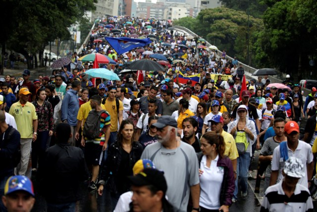 Cientos de personas manifestaron en contra del Gobierno este 13 de abril de 2017, en Caracas. (Foto REUTERS/Marco Bello)