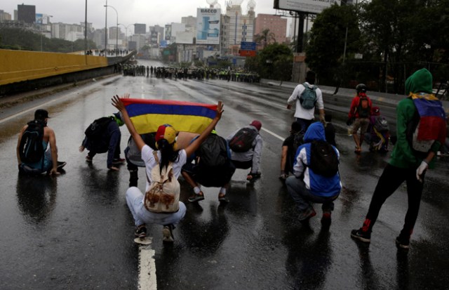 Cientos de personas manifestaron en contra del Gobierno este 13 de abril de 2017, en Caracas. (Foto REUTERS/Marco Bello)