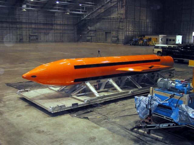 MIA20. BASE AÉREA EGLIN, FL (EE.UU.), 13/4/2017.- Fotografía de archivo cedida por el Departamento de Defensa de Estados Unidos (DOD), que muestra un ejemplar de la bomba GBU-43 MOAB (Massive Ordenance Air Blast) en la Base Aérea Eglin de Florida (EE.UU.), que, con sus 21,500 libras de peso, es la bomba no nuclear de mayor potencia que existe en la actualidad. Estados Unidos usó hoy por primera vez en un conflicto la mayor bomba no-nuclear, la llamada "Madre de todas las bombas", al arrojarla contra un complejo de túneles del Estado Islámico (EI) en la provincia de Nangarhar (Afganistán), informó el Pentágono. La bomba es la más poderosa que existe sin utilizar combustible nuclear, y solo se había usado hasta la fecha en pruebas controladas. EFE/DOD/SÓLO USO EDITORIAL/NO VENTAS/Archivo