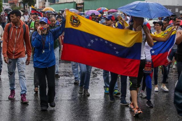Cientos de personas manifestaron en contra del Gobierno este 13 de abril de 2017, en Caracas. (Foto EFE/Miguel Gutiérrez)