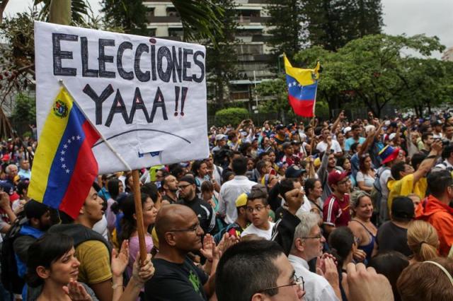 Cientos de personas manifestaron en contra del Gobierno este 13 de abril de 2017, en Caracas. (Foto EFE/Miguel Gutiérrez)