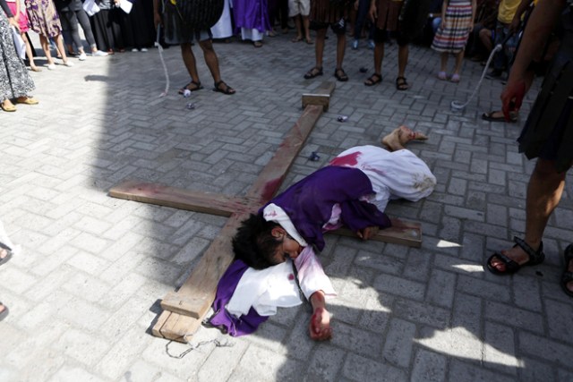 IN03 BANDA ACEH (INDONESIA) 14/04/2017.- Un joven representa la crucifixión de Jesús con motivo de la celebración del Viernes Santo en Banda Aceh (Indonesia), hoy, 14 de abril de 2017. EFE/Hotli Simanjuntak