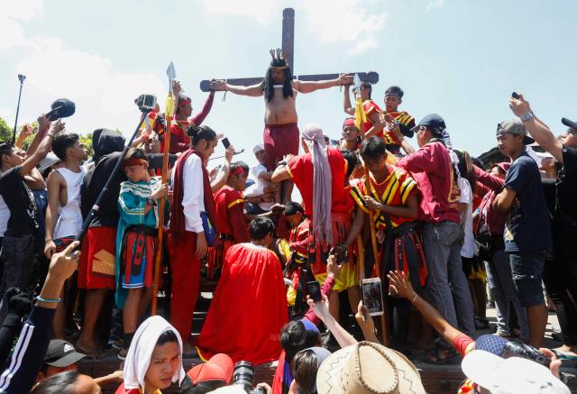 ROL05 MALOLOS (FILIPINAS) 14/04/2017.- Un penitente filipino es crucificado en público para recordar el sufrimiento de Cristo durante la celebración del Viernes Santo en el norte de Manila (Filipinas), hoy, 14 de abril de 2017. Más de diez devotos son crucificados hoy frente a decenas de miles de fieles en esta ciudad al norte de Manila, entre ellos el llamado "Jesucristo de Pampanga", que se clava en la cruz por 31 año consecutivo. EFE/Rolex Dela Pena
