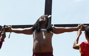 Crucifican a un hombre en Filipinas por el Viernes Santo (Fotos)