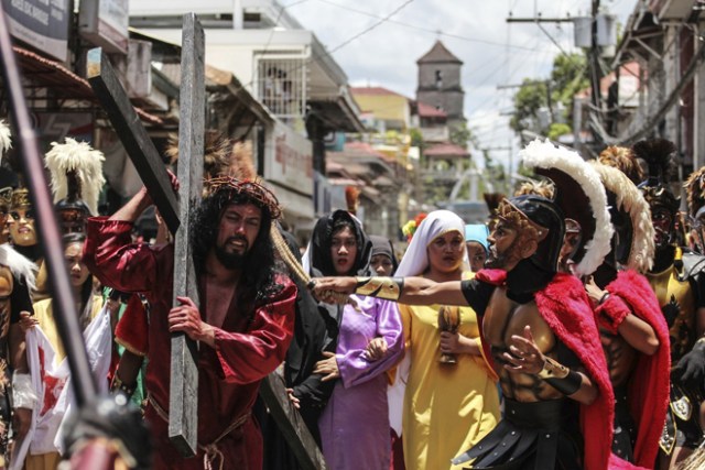 ROL05 BOAC (FILIPINAS) 14/04/2017.- Filipinos representan el Vía Crucis durante con motivo de la celebración del Viernes Santo en la ciudad de Boac, en la isla de Marinduque (Filipinas), hoy, 14 de abril de 2017. EFE/Basilio H. Sepe