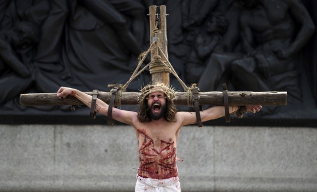 WOL002 LONDRES (REINO UNIDO) 14/04/2017.- Recreación de la Pasión de Jesús en Trafalgar Square para celebrar el Viernes Santo en el centro de Londres (Reino Unido) hoy, 14 de abril de 2017. EFE/Will Oliver