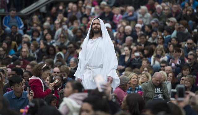 WOL003 LONDRES (REINO UNIDO) 14/04/2017.- Recreación de la Pasión de Jesús en Trafalgar Square para celebrar el Viernes Santo en el centro de Londres (Reino Unido) hoy, 14 de abril de 2017. EFE/Will Oliver